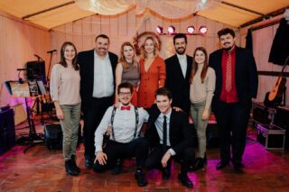 Děkujeme za božííí fotky @eliskakottovaphotography 📸
Náš oblíbený @penzionalwin.official ❤️

48 dní od naší svatby a stále všichni čerpáme energii a dobrou náladu vzpomínkou na náš den D!👰🏼‍♀️ 
Pokud někdo shání na svatbu kapelu, tak jedině naši hradeckou “holčičí” sestavu 
 - svatební hudební Svatební hudební doprovod - či komplet super úžasnou kapelu Electrophonix!🫶🏻 
Bez nich by to nebylo ono!❤️ Bavili se snad všechny “generace”, co na svatbě byli a to opravdu málokdo dokáže!❤️ Od obřadu, přes celé odpoledne a hlavně večer dávali všem pořádnou dávku energie a všichni, hlavně my, novomanželé s rodinou, jsme si to užili na 1000000%!🥳❤️💃🏼 
Jedno velké DĚKUJEME VÁM VŠEM!

#electrophonix #triphonix #svatebnihudebnidoprovod #hudebnidoprovod #hudbanasvatbu #kapelanasvatbu #wedding #weddingtime #photoshoot #eliskakottovaphotography #musician #happytime #kapela #musicband #coverband #weddingband
